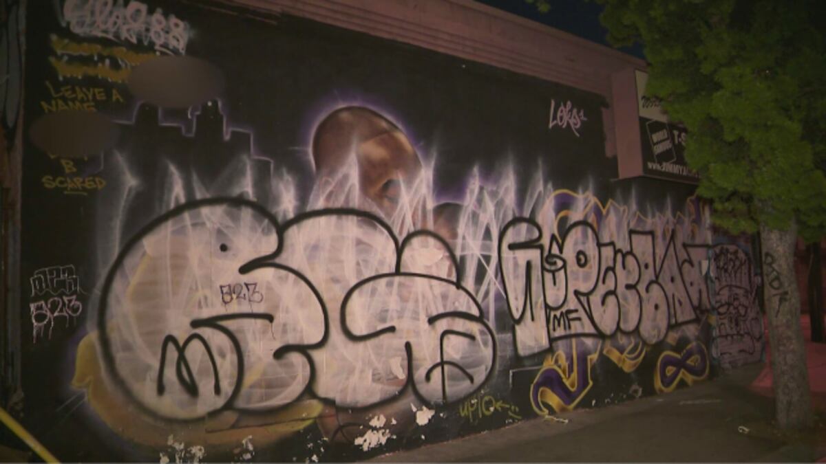 El mural dedicado a Kobe Bryant y su hija Gigi. La imagen de la primera vez que fue vandalizado.