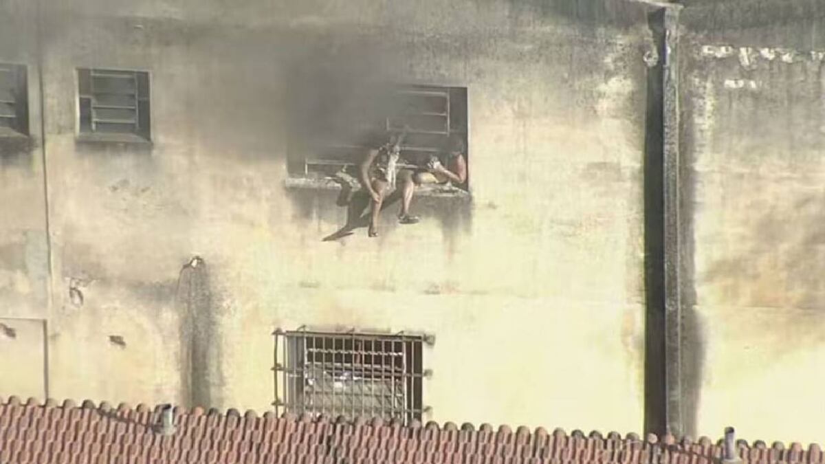 El fuego se originó en la planta baja del edificio por razones aún desconocidas y se propagó rápidamente.