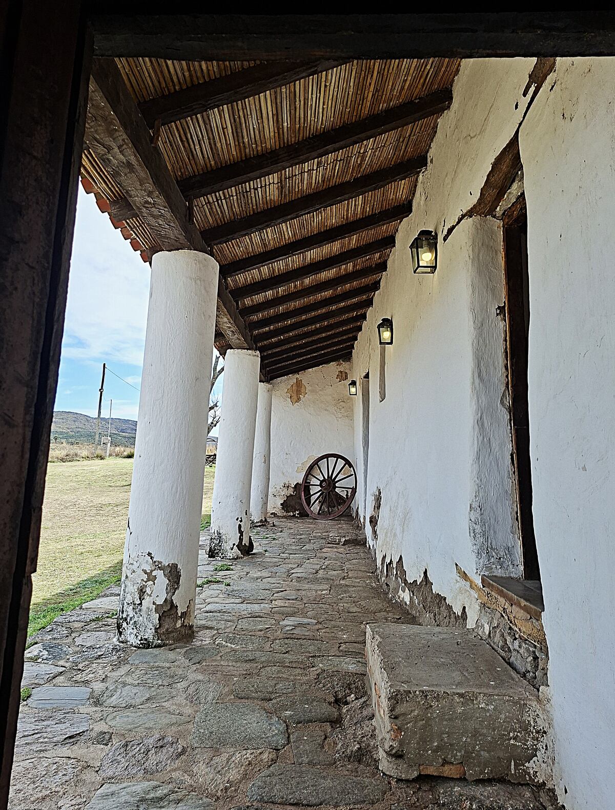 Arquitectura colonial. Las postas tenían galerías con cañizos y amplios muros de adobe.
