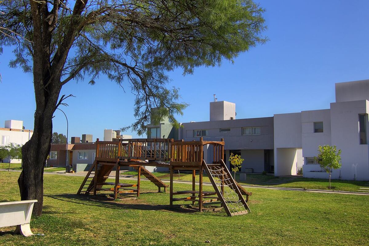 En Manantiales, las plazas barriales se consolidan como centros de encuentro y vida comunitaria.