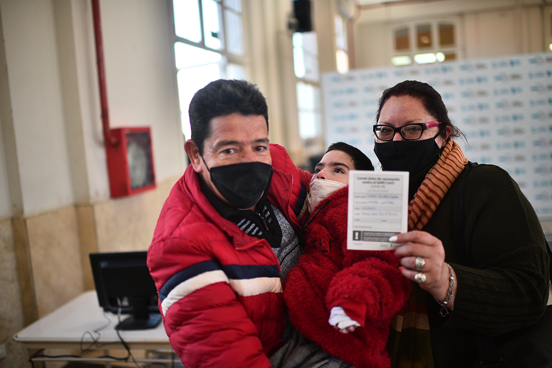 Osvaldo y Viviana, junto con su hijo Gustavo (15), quien tiene parálisis cerebral. Después de larga espera, el adolescente recibió la primera dosis. Fue su primera salida en meses. (Pedro Castillo/ La Voz).