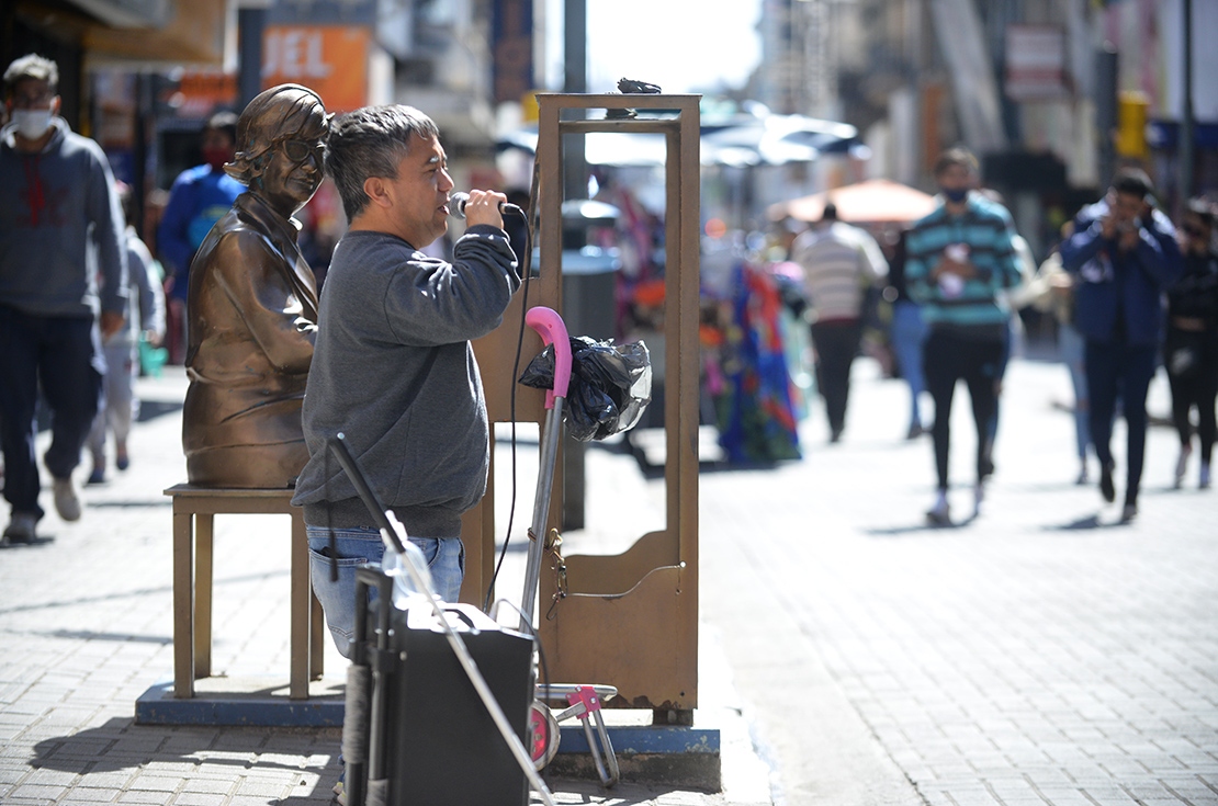 Martín "El Fama" Peralta canta al lado del monumento a Leonor Marzano, la creadora del tunga tunga. Foto: José Gabriel Hernández