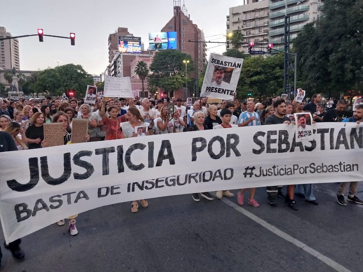 Un centenar de personas marcha por el Centro de Córdoba para exigir justicia por el crimen de Sebastián Villarreal, ultimado por motochoros hace una semana en barrio Yofre Norte. (La Voz)