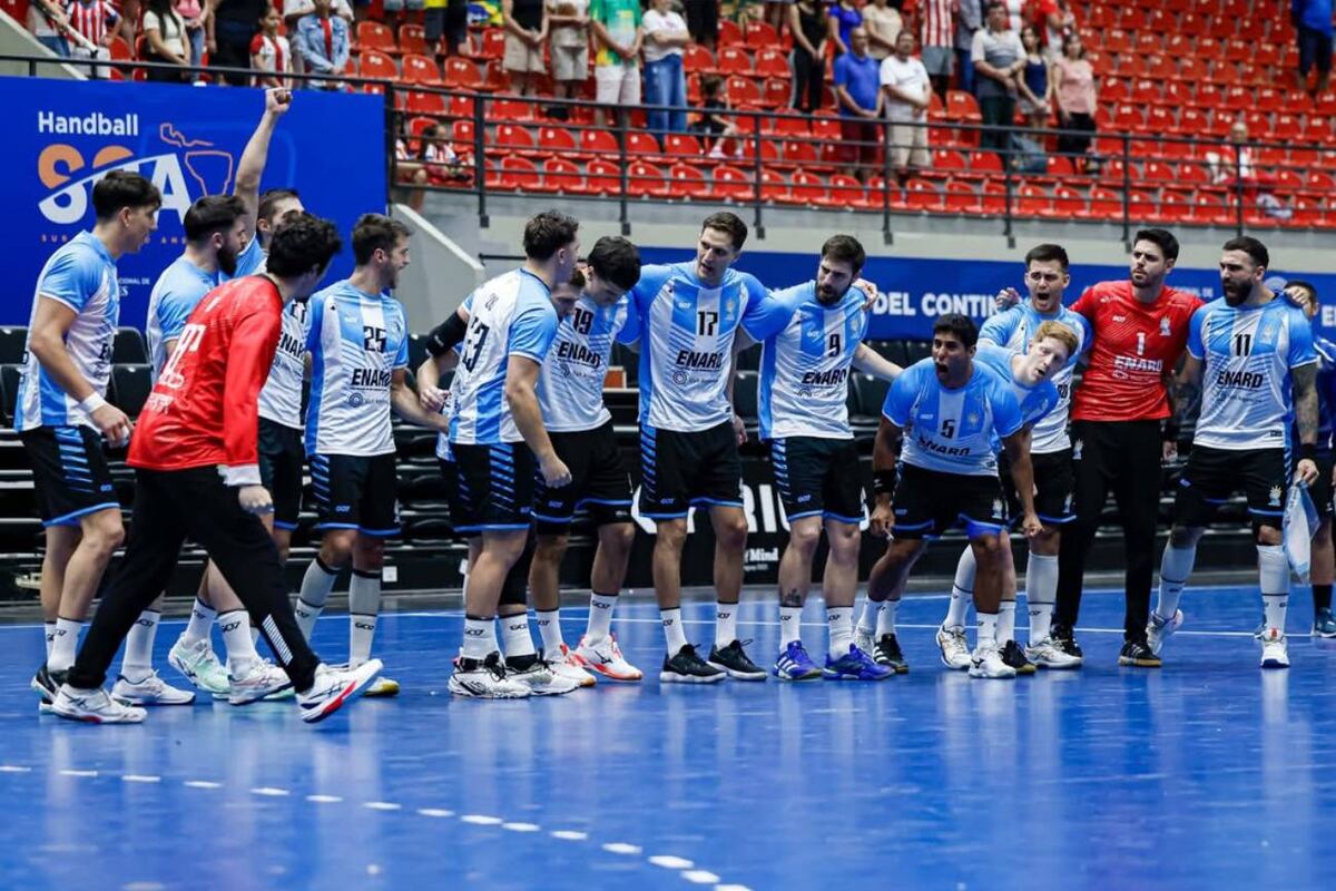 Los Gladiadores derrotaron a Brasil y se consagraron campeones en el torneo Sur Centro de handball. (Prensa CAH)