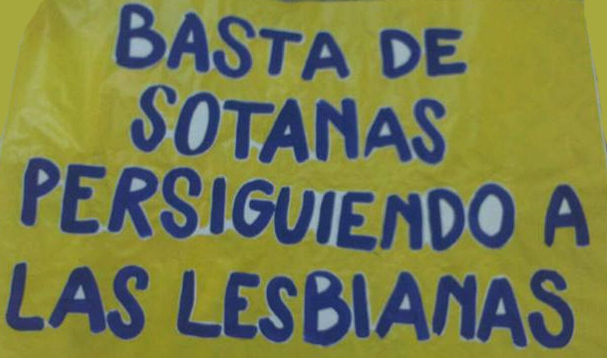 Una de las banderas que formaban parte de la muestra "Inapropiado/inapropiable" (2012). La exposición por el Día Internacional de la Mujer se suspendió tras el pedido de la funcionaria a cargo del Paseo del Buen Pastor de modificar su contenido.