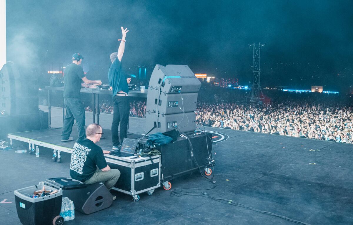 The Chemical Brothers, triunfantes ante su audiencia en Cosquín Rock 2026. (Gentileza @agustindusserre)