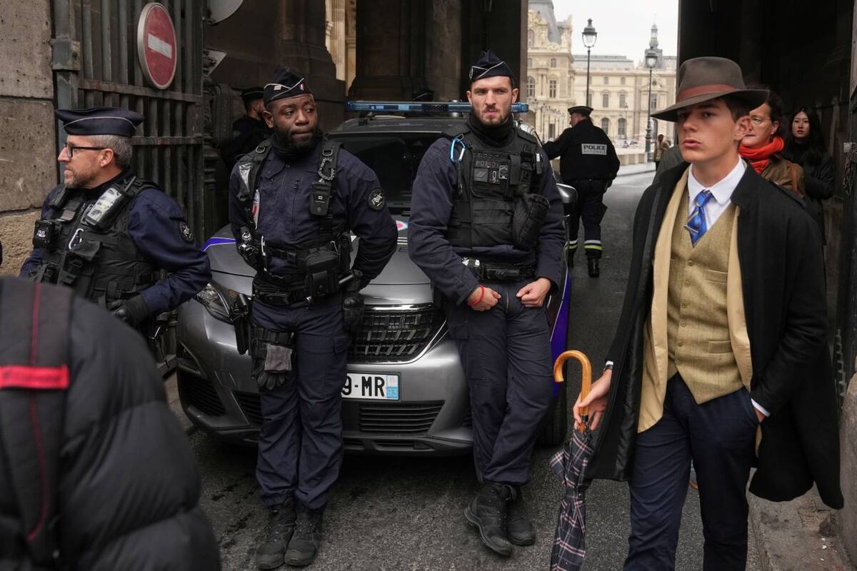 La policía bloqueó el acceso al Museo del Louvre tras el robo. (AP / Thibault Camus)