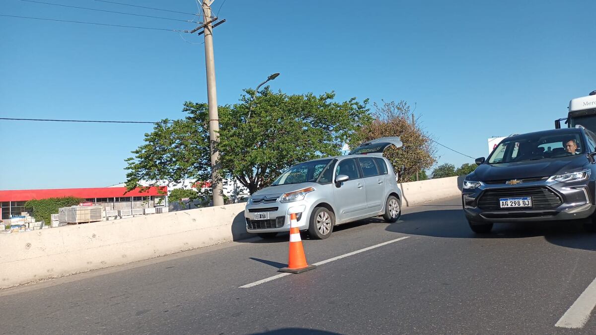 Doble siniestro vial en Avenida La Voz provoca severas demoras en ese sector de Córdoba capital.