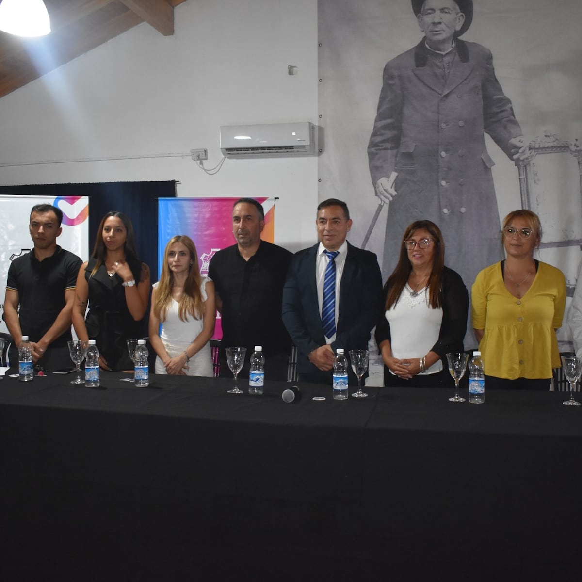 El intendente Carlos Oviedo junto a representantes del Concejo Deliberante de Villa Cura Brochero.