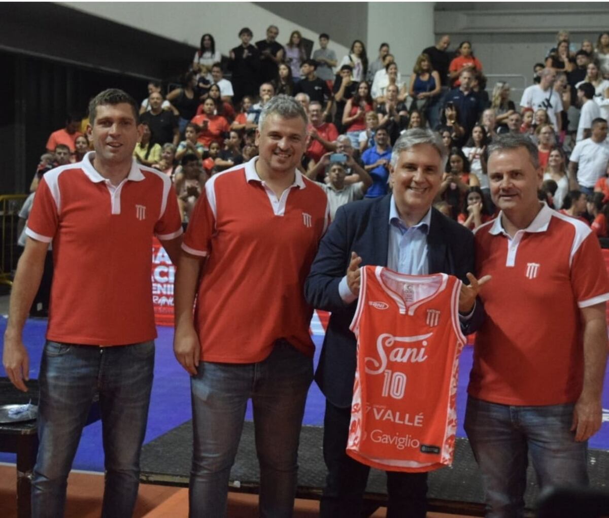 San Isidro campeón de Liga Nacional femenina de Vóley, el torneo que organizó. El partido final, fue presenciado por el gobernador Martín Llaryora. Acá, con la dirigencia del club de San Francisco. (Prensa San Isidro)