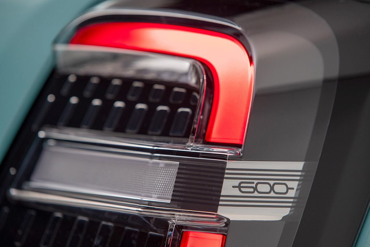 El diseño de las ópticas traseras es similar al del Cinquecento.