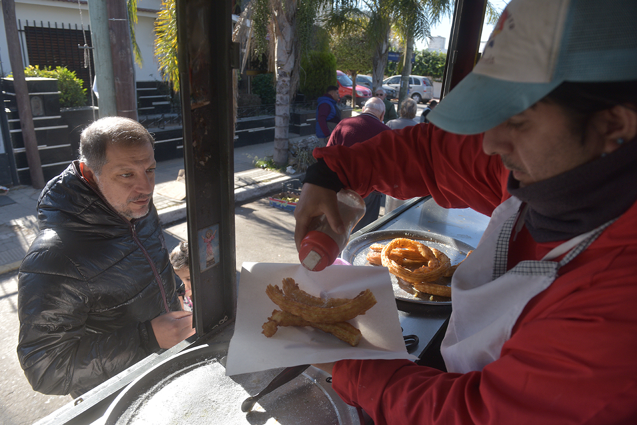 Historias Urbanas. Unos de los churreros más famosos de Córdoba. "El Pájaro" se llama el carro que brilla en la feria de barrio Los Naranjos. Axel Haro, de la cuarta generación en el negocio, cuenta y muestra cómo es el arte hacer churros. (José Gabriel Hernández / La Voz)