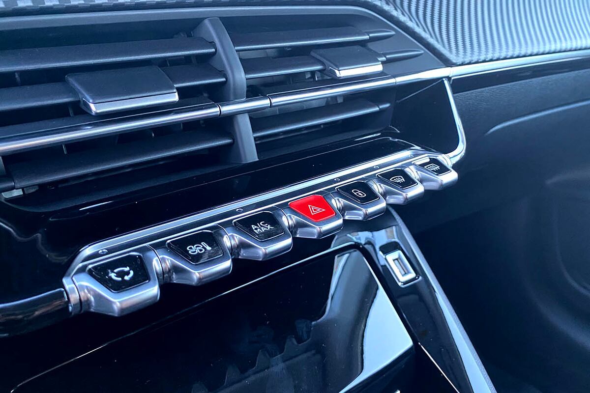 Tiene el equipamiento de seguridad del Active Pack, con cuatro airbags pero sin las Asistencias a la Conducción con las que cuenta la variante Feline.