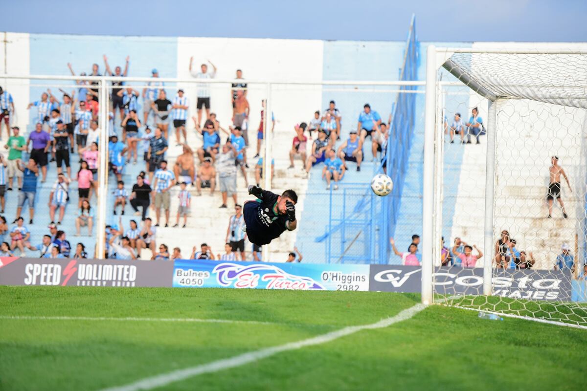 Racing de Nueva Italia recibió en el estadio Miguel Sancho a Agropecuario por la Primera Nacional. (Christian Luna)