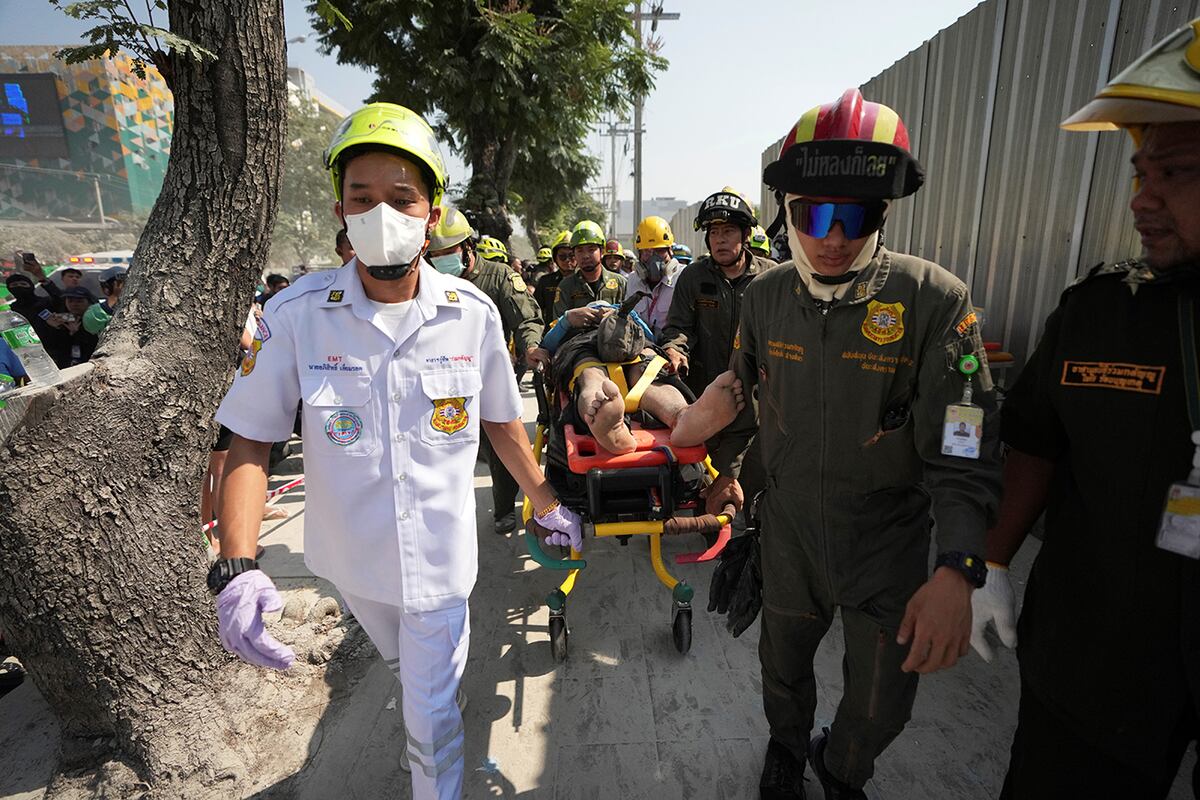 Rescatistas rescatan a un herido del sitio de un edificio en construcción que se derrumbó tras un terremoto de magnitud 7,7 en Bangkok, Tailandia, el viernes 28 de marzo de 2025. (Foto AP/Sakchai Lalit)