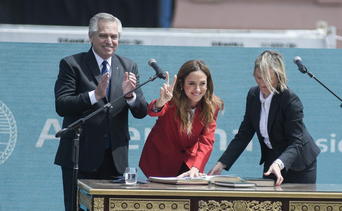 Interna peronista. El presidente Alberto Fernández, en el acto de asunción de tres nuevas ministras. Victoria Tolosa Paz es la ministra más albertistas de las tres que asumieron. (Federico López Claro)