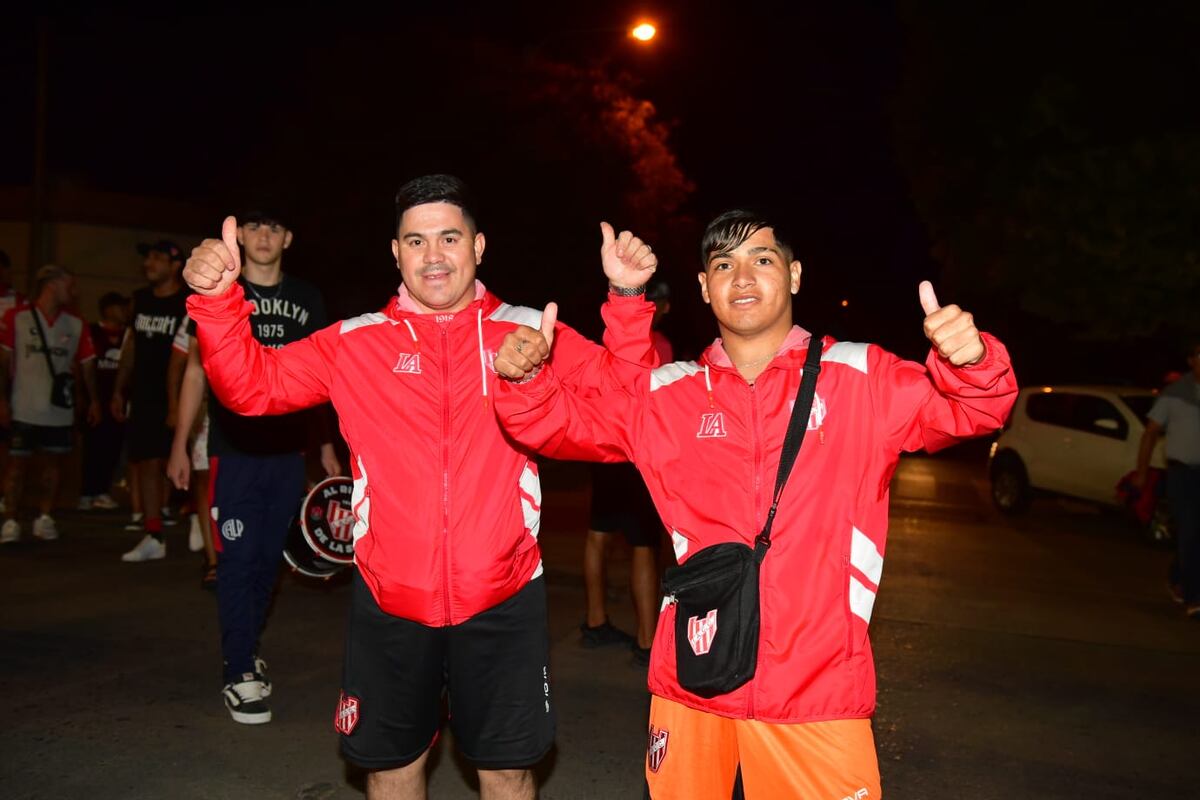 Hinchas de Instituto en la previa del partido con Central Córdoba por el Torneo Apertura. (Jorge Peñalba / La Voz)
