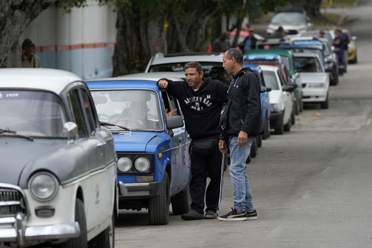 Conductores esperan en una larga fila para entrar a una gasolinera en La Habana, Cuba, el viernes 30 de enero de 2026. (Foto AP / Ramon Espinosa)