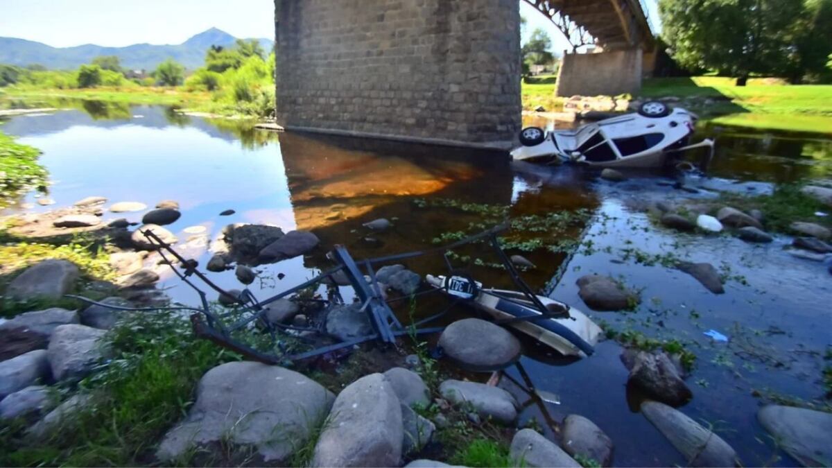 Un auto perdió el control y cayó del puente carretero de Cosquín. (Gentileza Jairo Stepanoff)