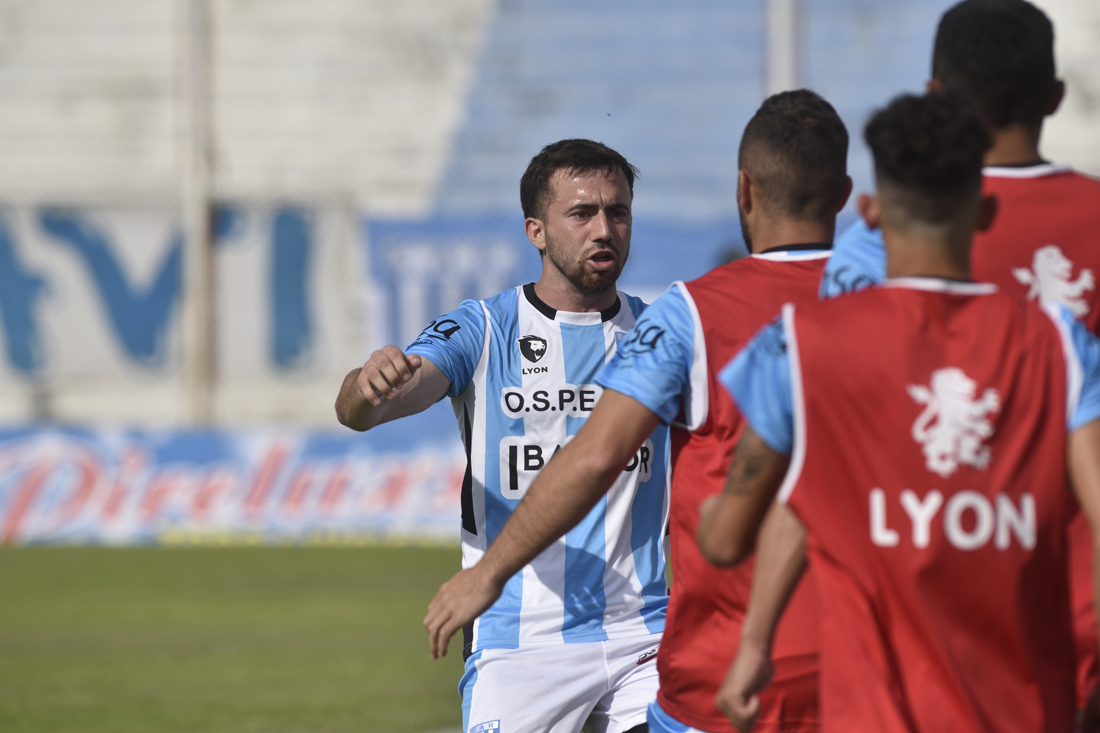 Racing le ganó 3-2 a Defensores del Pronunciamiento. Foto Ramiro Pereyra