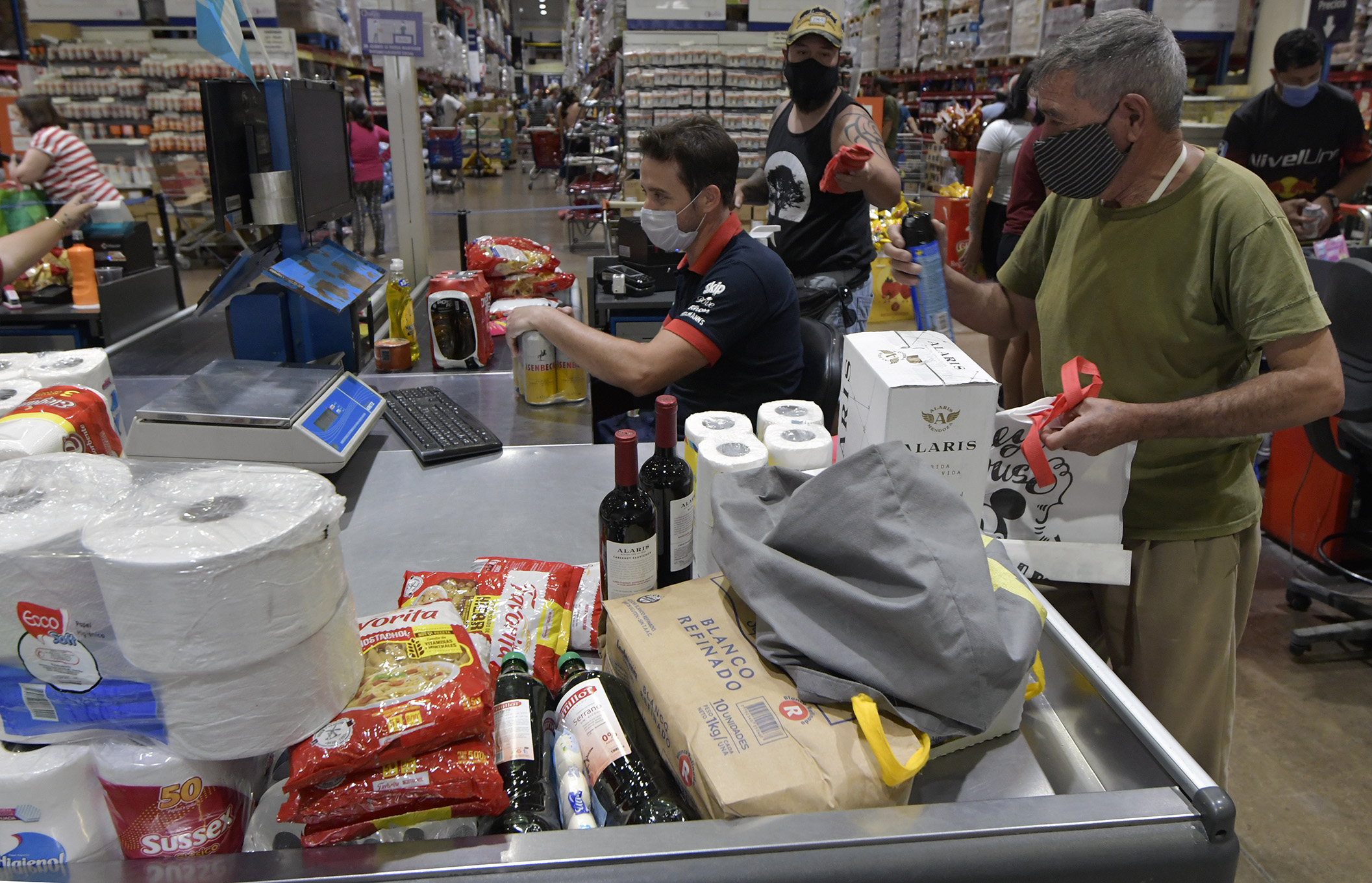 CON LA LUPA. El Gobierno busca controlar la inflación con políticas de precios en los supermercados y en los almacenes. (Los Andes)