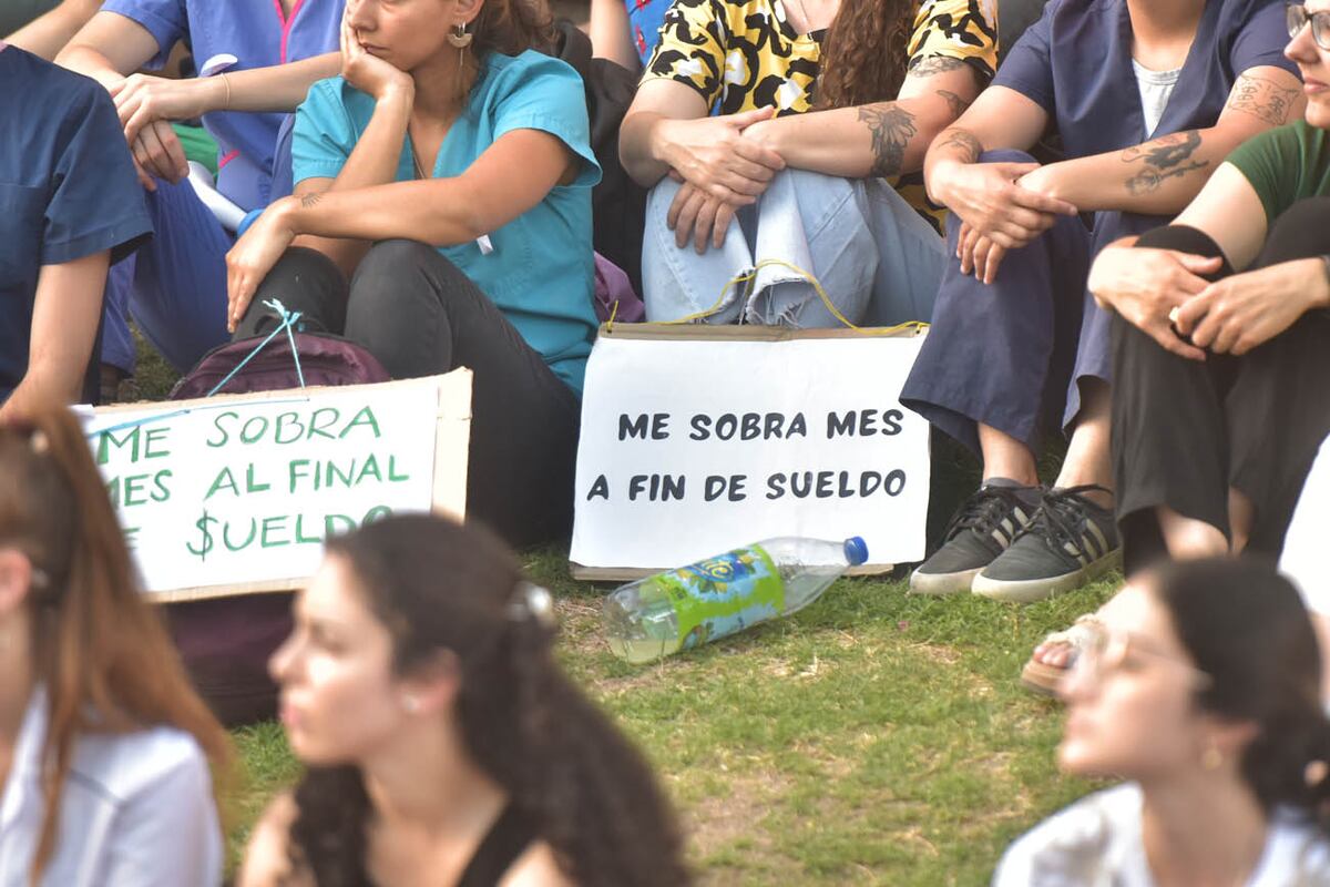 Desde hace tiempo, estudiantes de medicina que hacen sus residencias médicas en Córdoba vienen reclamando (Facundo Luque / La Voz)