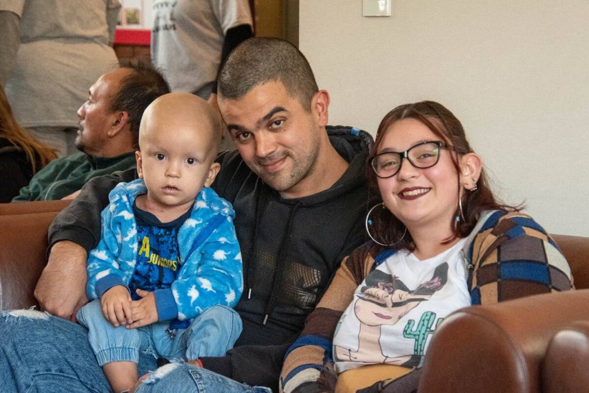 Bruno y sus papás, oriundos de Río Tercero, están alojados en la casa. (Casa Ronald)