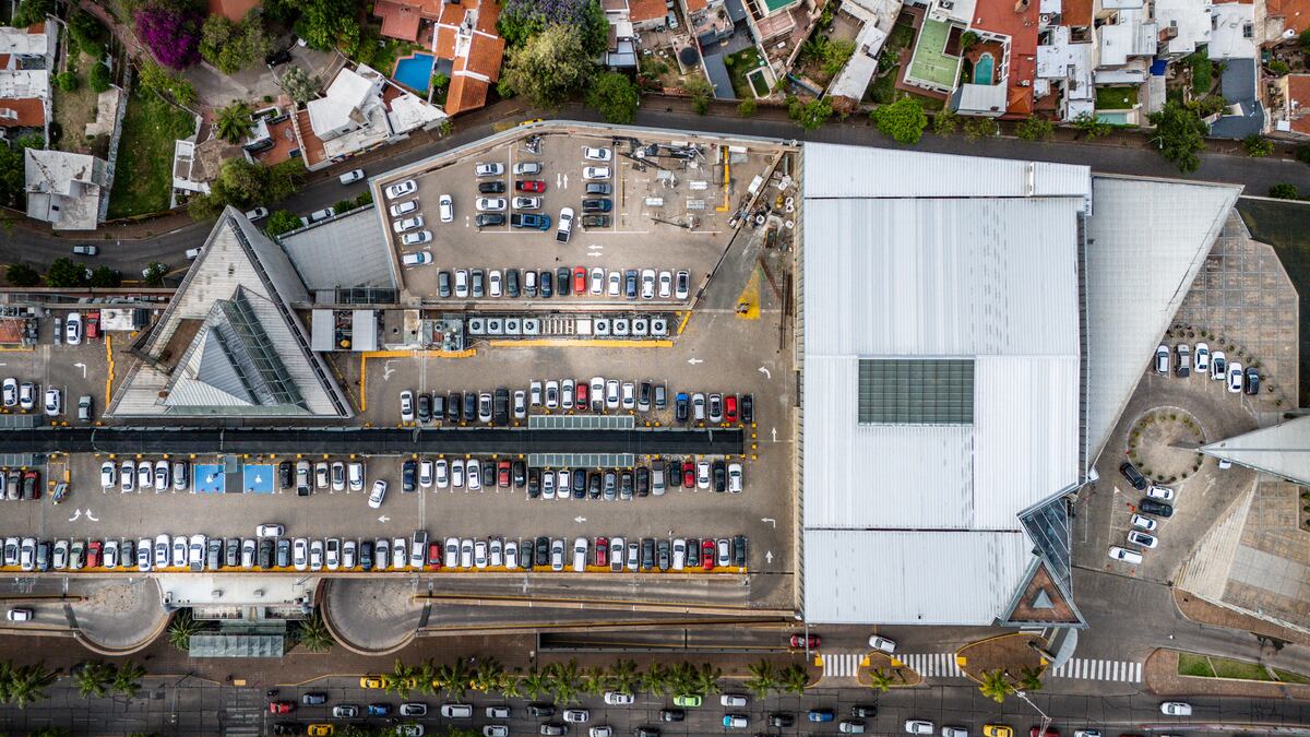 VISTA AÉREA. Terraza de Nuevocentro Shopping. A la derecha se ve la nueva superficie construida que ocupará Decatlon. Es, además, uno de los ingresos del sopping desde el estacionamiento. (Gentileza Nuevocentro y Delta, Santiago Mondejar)