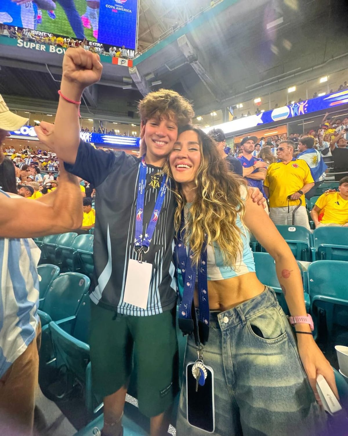 Jimena Barón con su hijo Momo en la final de la Copa América 2024