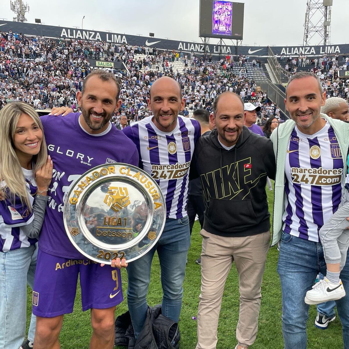 Hernán Barcos junto a sus hermanos, en Perú. (Gentileza).