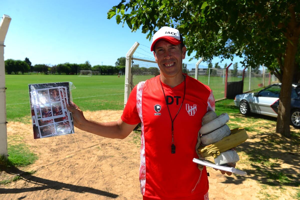 El DT también se llevó su revista y las figuritas (Foto: Nicolás Bravo / La Voz).