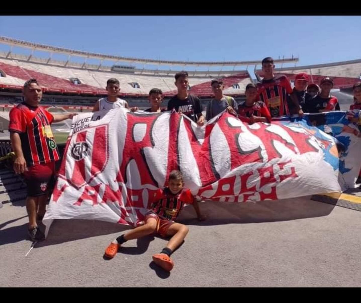 Una escuela de fútbol de Villa Rivera Indarte hace una venta de empanadas