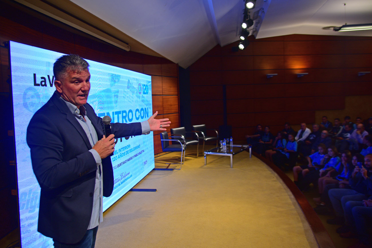Encuentro con la Historia. El club Belgrano cumple 120 años y repasó su historia en una charla con los periodistas Gustavo Farías y Pablo Giletta en el auditorio de La Voz. (Nicolás Bravo / La Voz)