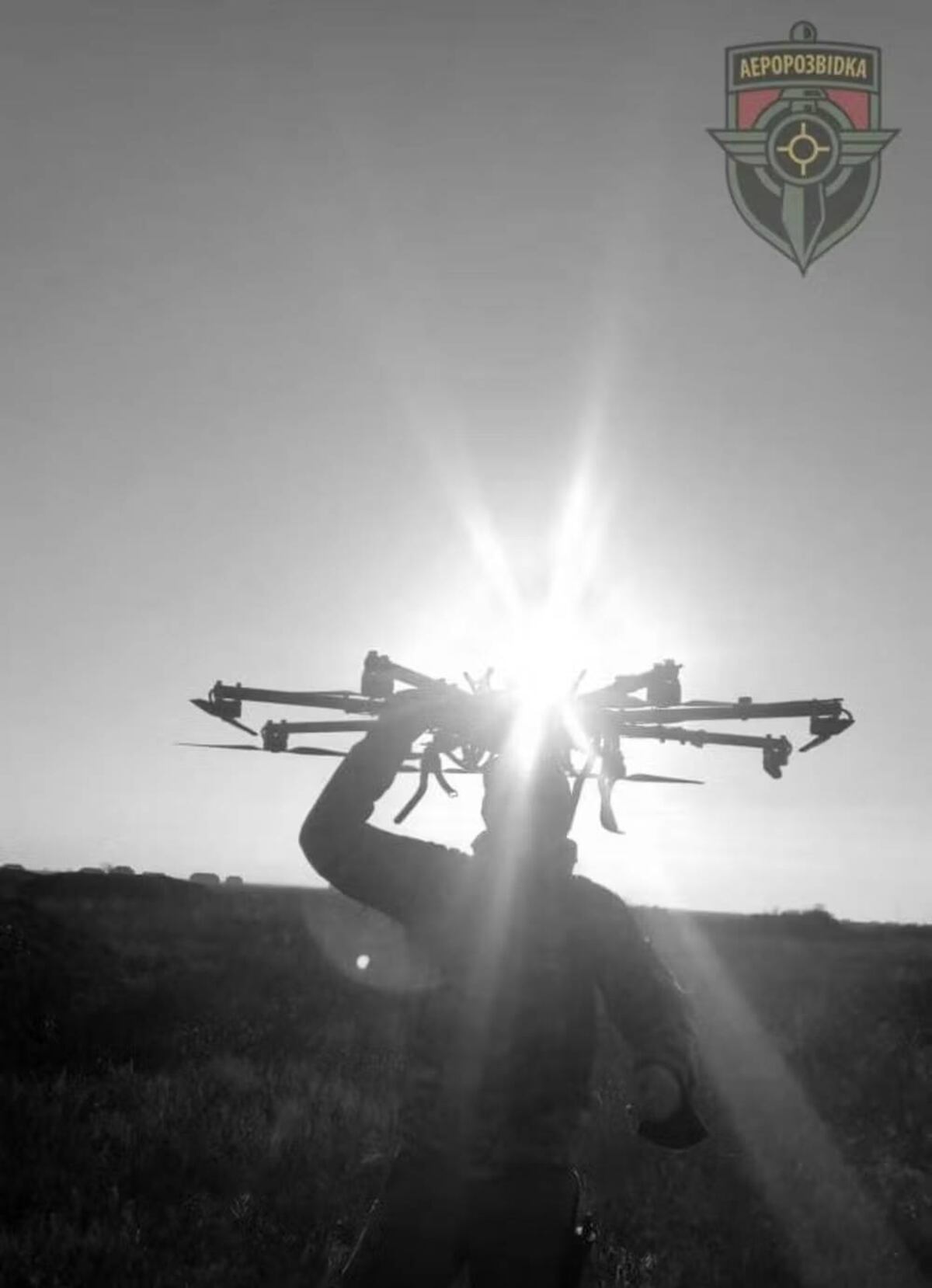 Miembro de la organización Aerorozvidka y uno de sus drones. Imagen de Аеророзвідка.