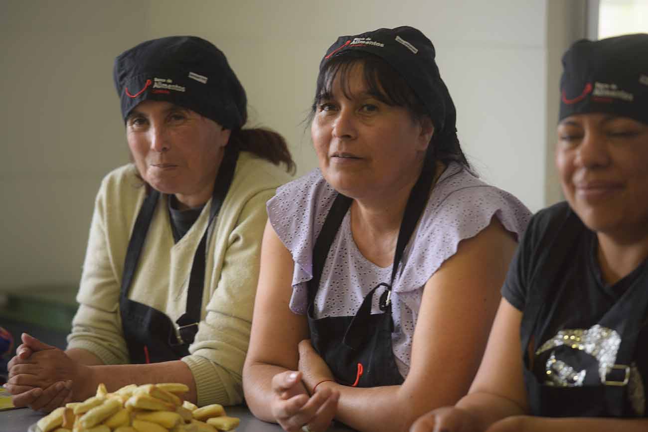 Cocina Escuela Solidaria. En medio de una crisis económica creciente, el Banco de Alimentos de Córdoba dicta talleres de cocina para referentes de los comedores sociales que asiste en la ciudad. (José Gabriel Hernández / La Voz)