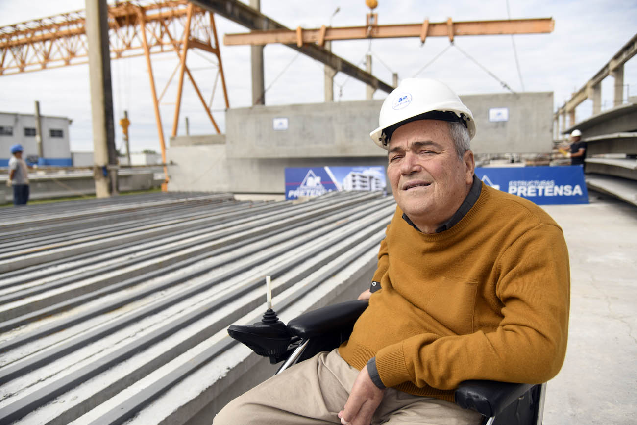 FUERA DEL PAÍS. "Somos una de las tres principales empresas argentinas en premoldeados de hormigón y tenemos cientos de obras emblemáticas. Hace poco empezamos a trabajar fuera del país: en Uruguay, ejecutamos seis naves industriales de alta complejidad para una planta de celulosa", relata Sergio. (Ramiro Pereyra/La Voz)
