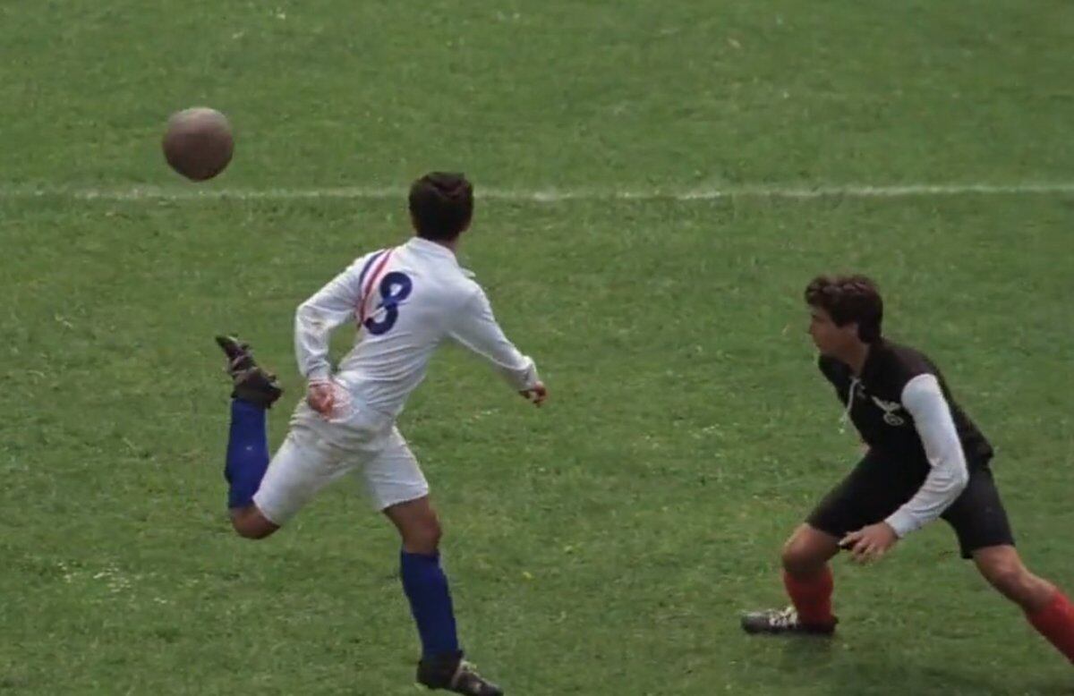Ardiles interpretó a Carlos Rey en la película y se mandó esta tremenda "bicicleta" en el partido entre los prisioneros aliados y la selección alemana. (Archivo Gustavo Farías)