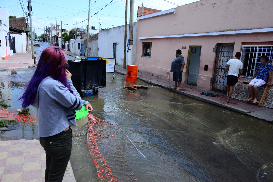 Desborde cloacal en barrio Alberdi, calle Arturo Orgaz al 600. Un caño de cloacas roto ocasionó un río de aguas servidas en la zona. ( José Gabriel Hernández)