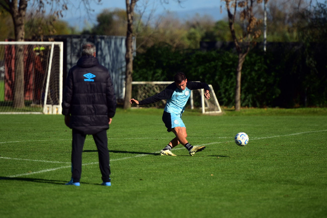 El plantel de Belgrano entrenó en el predio de Villa Esquiú. (Nicolás Bravo / La Voz)