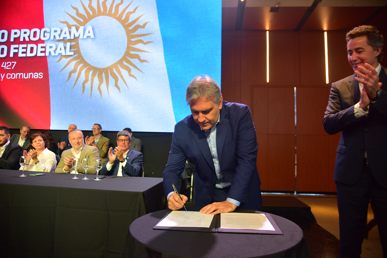 Acuerdo Federal. En abril pasado, el gobernador Martín Llaryora encabezó el acto de la firma un importante convenio con los intendentes. (Pedro Castillo / Archivo)
