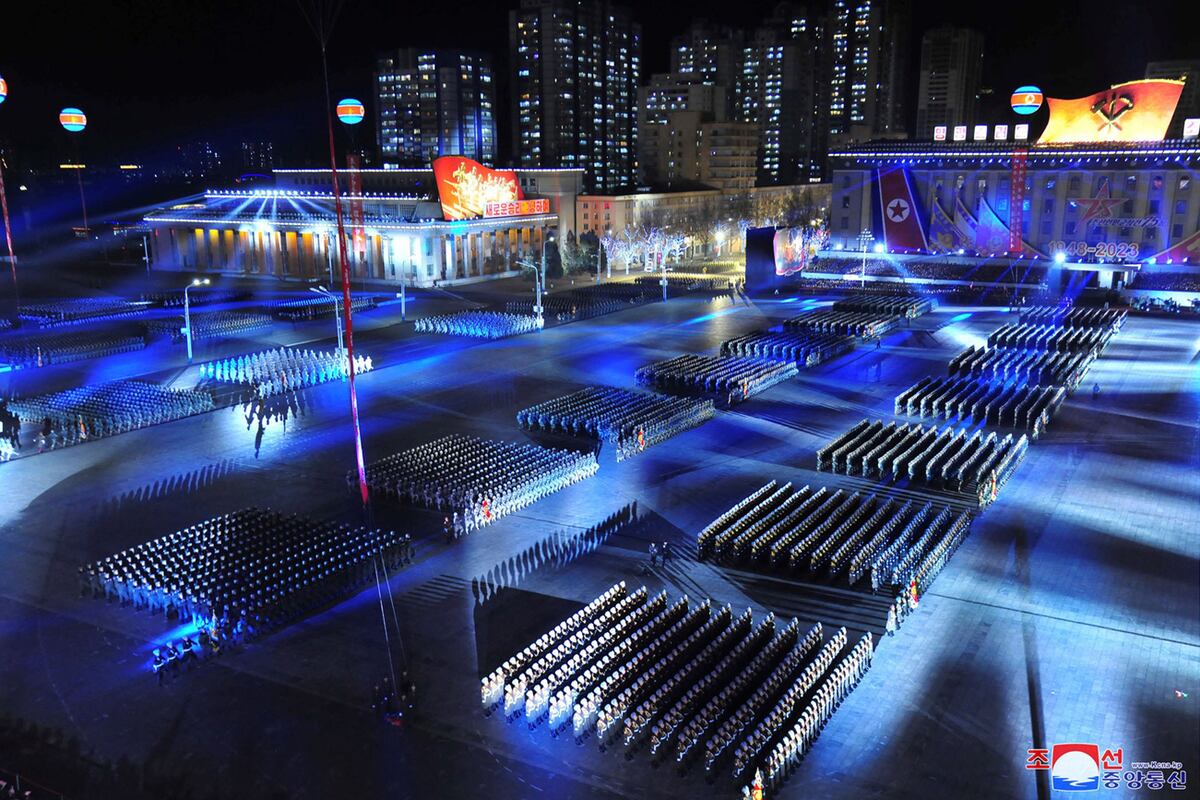 El impresionante desfile militar donde Corea del Note mostró su poderío nuclear. Kim Jong-un volvió a mostrarse con su hija (Fotos AP y DPA).