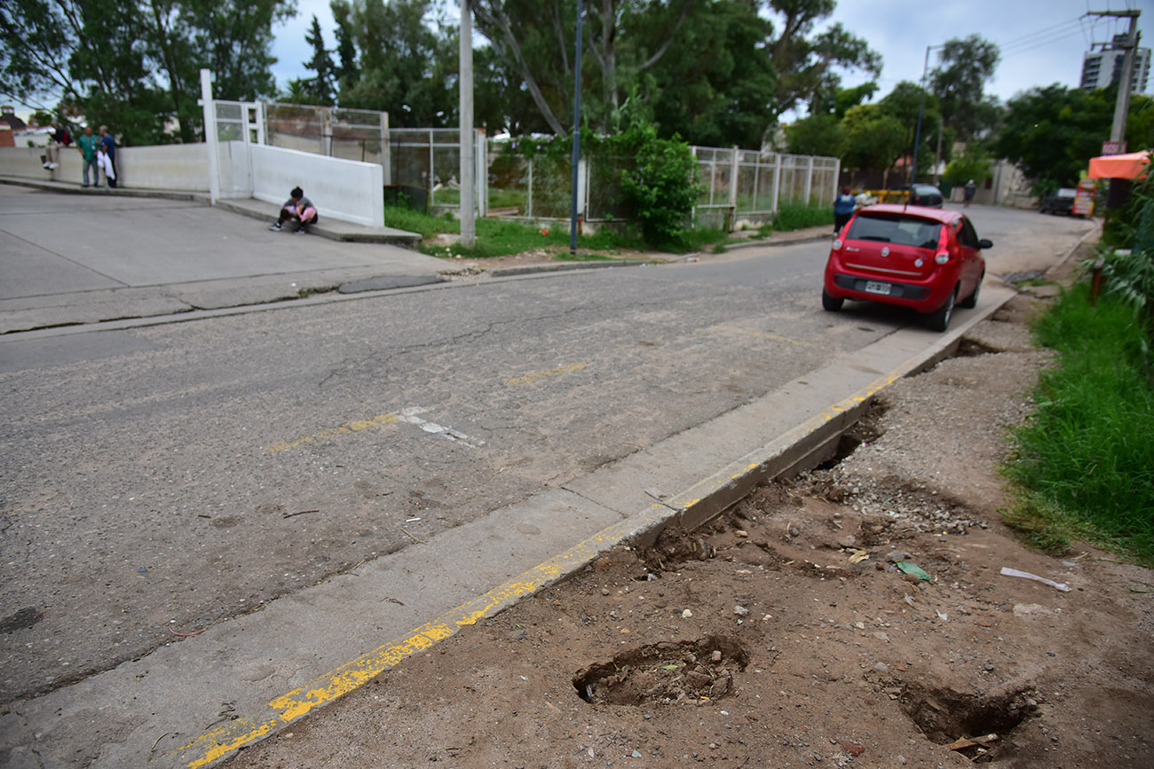 Filtración en la calle Belgrano frente al ingreso a la guardia del Misericordia. Foto Ramiro Pereyra / LaVoz