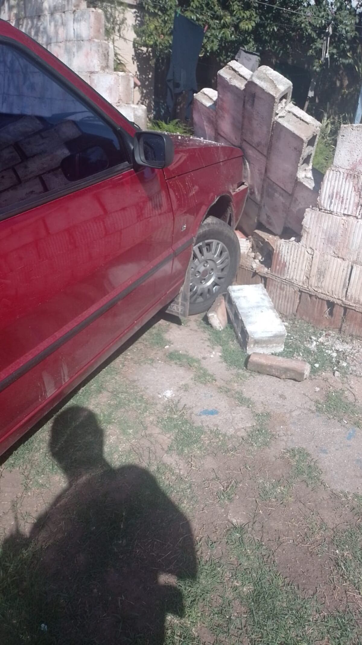 El hombre escapó de un control policial y terminó incrustado en una casa. (Policía de Córdoba)