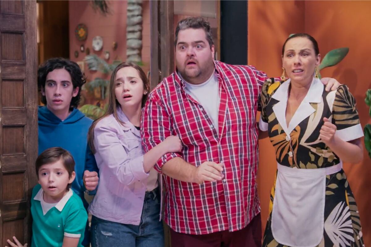 En orden: Pato Alvarado Loza, Santiago Torres, Maryel Abrego, Darío Barassi y Consuelo Duval. (Gentileza Prensa Disney)