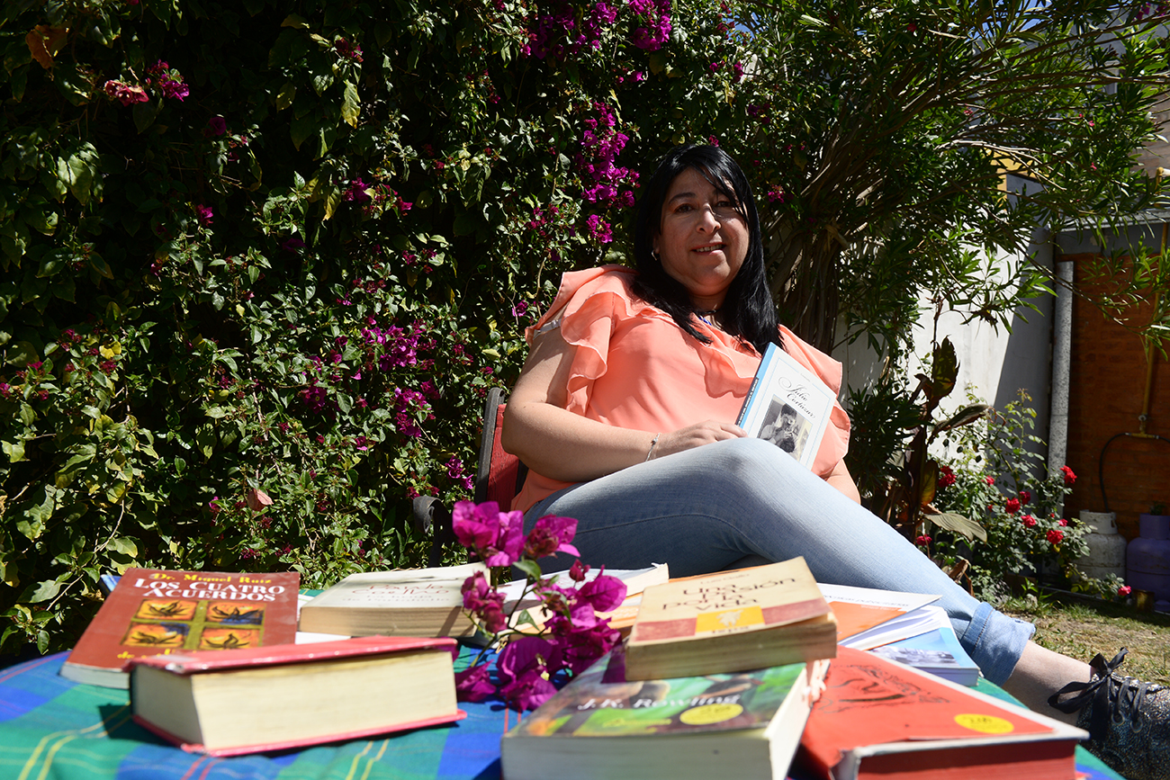 Daniela es una mamá que como es docente ofreció apoyo a los chicos, en un grupo de WhatsApp, y le llovieron los pedidos. Jorge Amado 1109, barrio Los Prados, La Calera. (José Gabriel Hernández / la Voz)