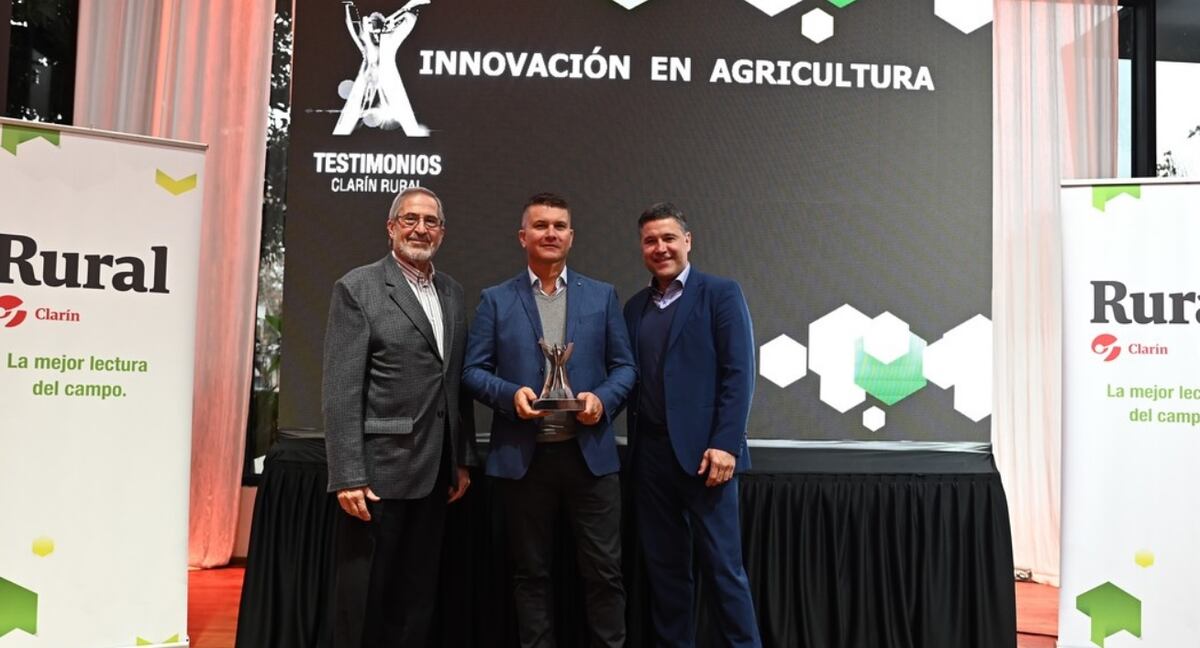 INNOVACIÓN EN AGRICULTURA. Lucas Andreoni (centro) junto a Mauricio Bartoli (derecha) y a Horacio Quiros (izquierda), premio a Innovación en agricultura.