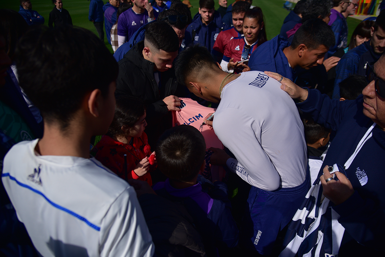 Experiencia Talleres para socias y socios. Pueden acceder a un entrenamiento del plantel profesional y tienen un momento de contacto con futbolistasFoto: Pedro Castillo / La Voz 