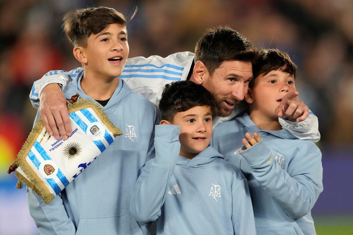 Messi con sus hijos en Argentina vs. Venezuela. (AP Photo/Gustavo Garello)