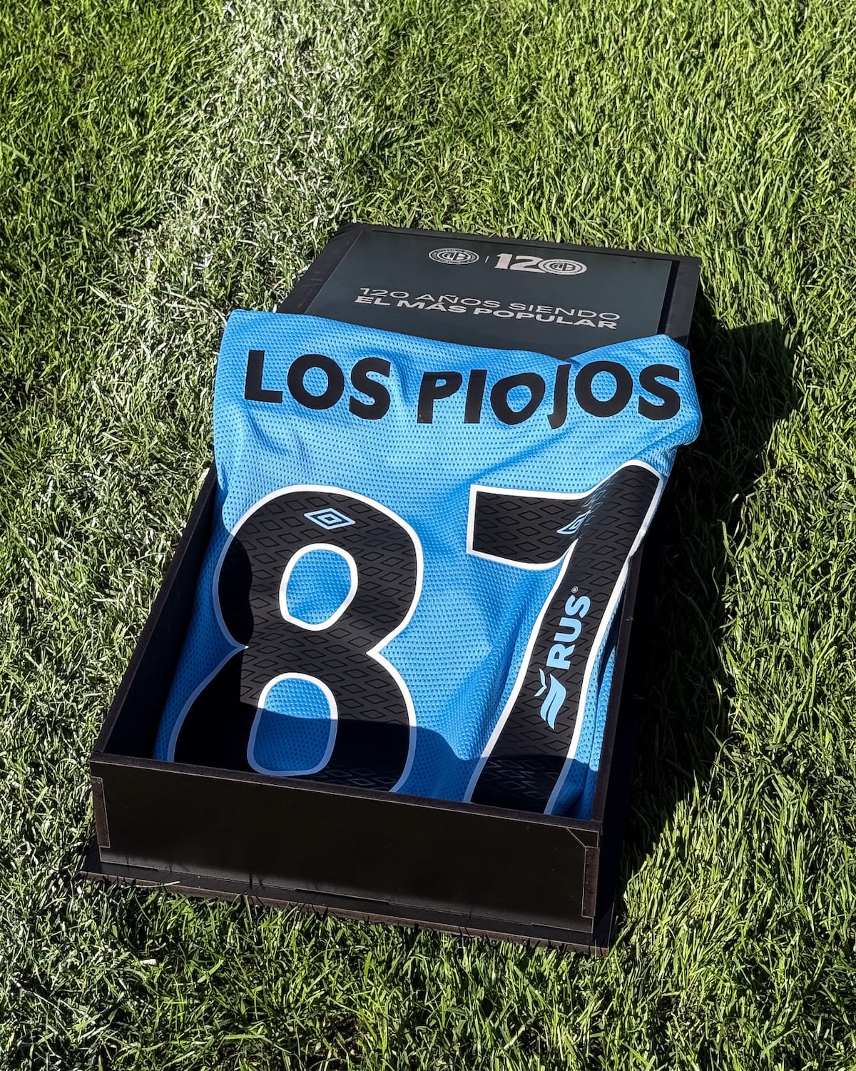Andrés Ciro Martínez, cantante de Los Piojos, recibió un obsequio de parte de la dirigencia de Belgrano. (Prensa Belgrano)