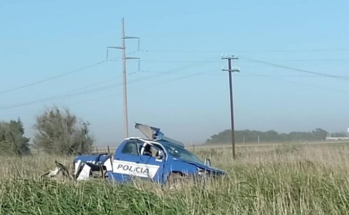 Así quedó el patrullero robado por los delincuentes en la comisaría de General Cabrera. El vuelco ocurrió en Carnerillo. (Gentileza FM Sensaciones en el Aire)